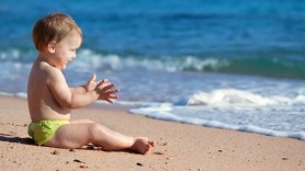 Ar trebui sau nu bebelușii să stea la plajă? Ce spun experții